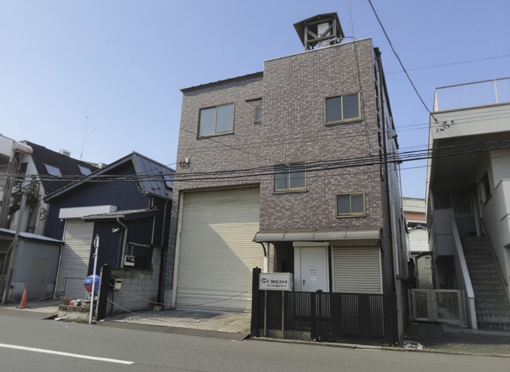 貸倉庫・事務所・作業場　小菅ICまでわずか400m。都心と繋がる、首都高秒圏の「倉庫×事務所」一棟貸し。小菅1丁目