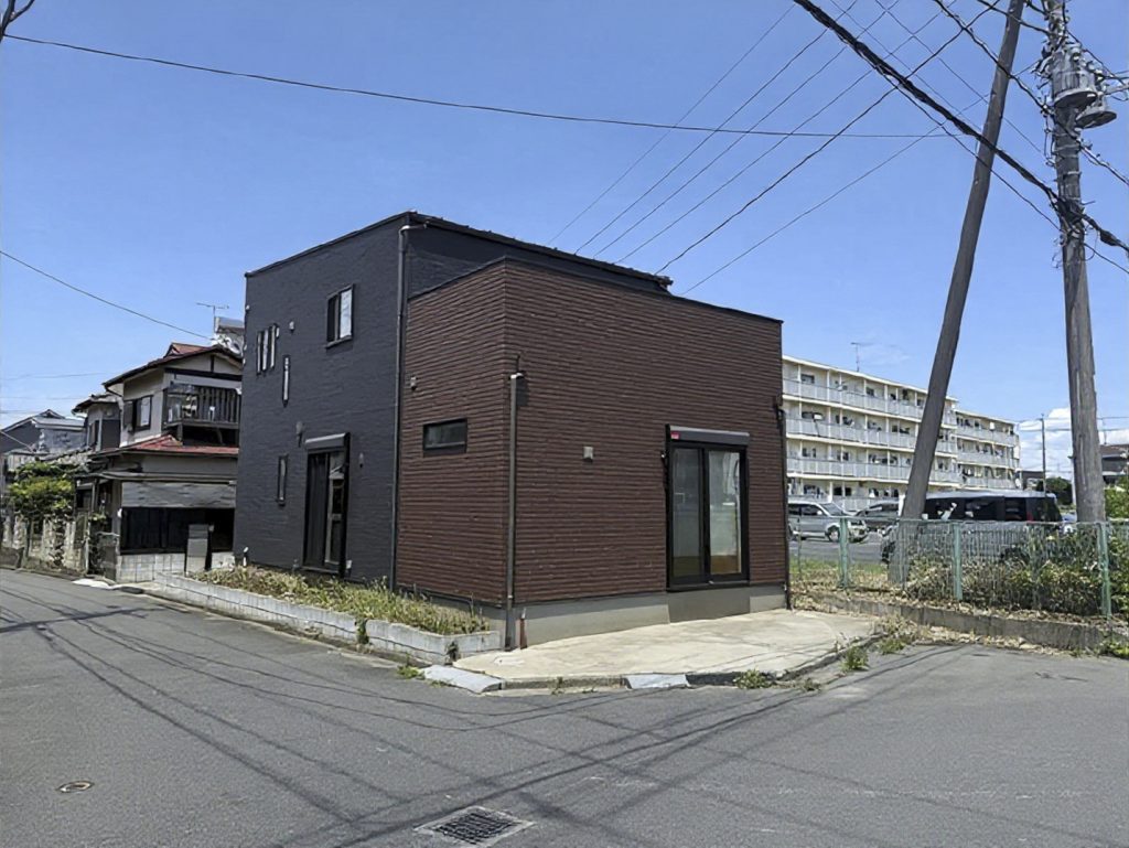 開放感ある南西角地 築浅注文住宅・駐車2台可