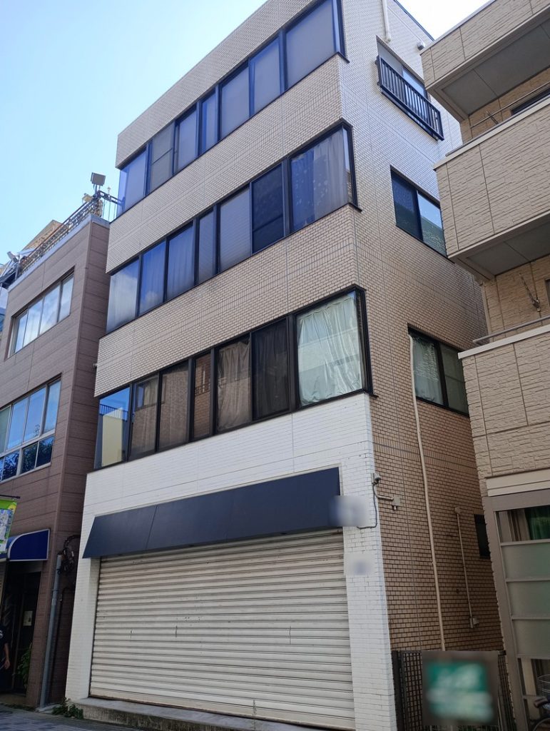 亀有駅徒歩4分。ゆうロード商店街沿い、街の賑わいを資産とする一棟収益ビル。外観１