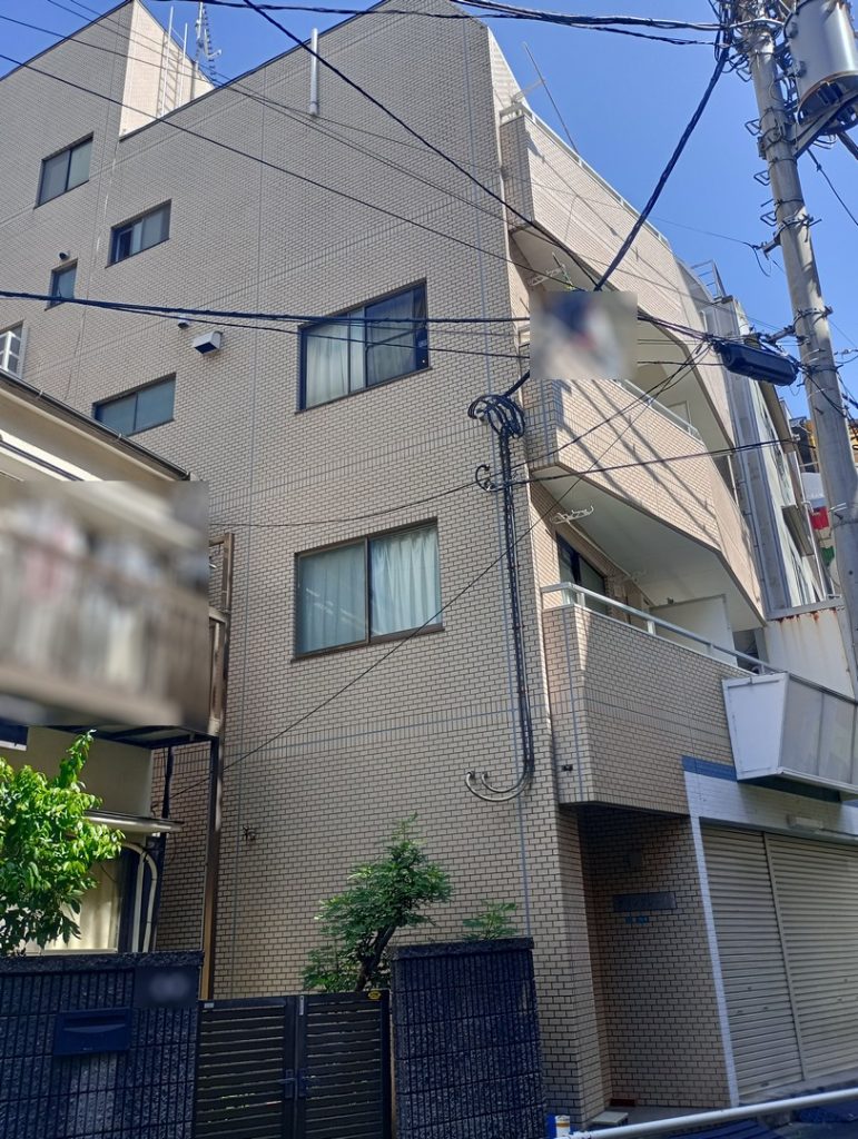 亀有駅徒歩4分。ゆうロード商店街沿い、街の賑わいを資産とする一棟収益ビル。　裏道外観３