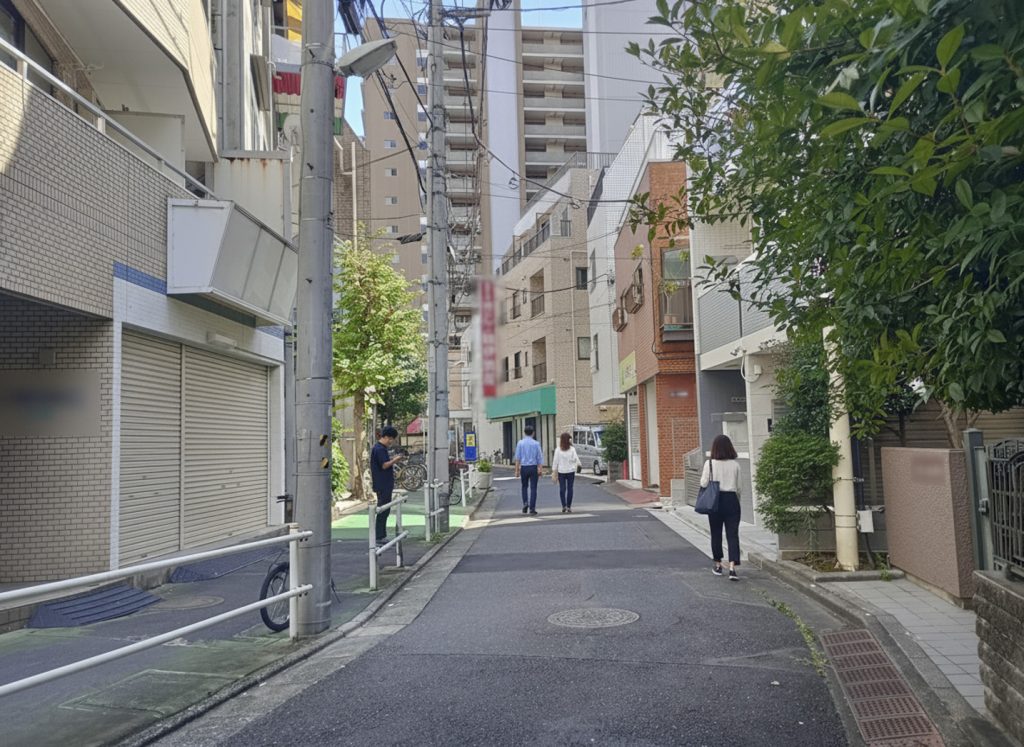 亀有駅徒歩4分。ゆうロード商店街沿い、街の賑わいを資産とする一棟収益ビル。裏道　南を臨む