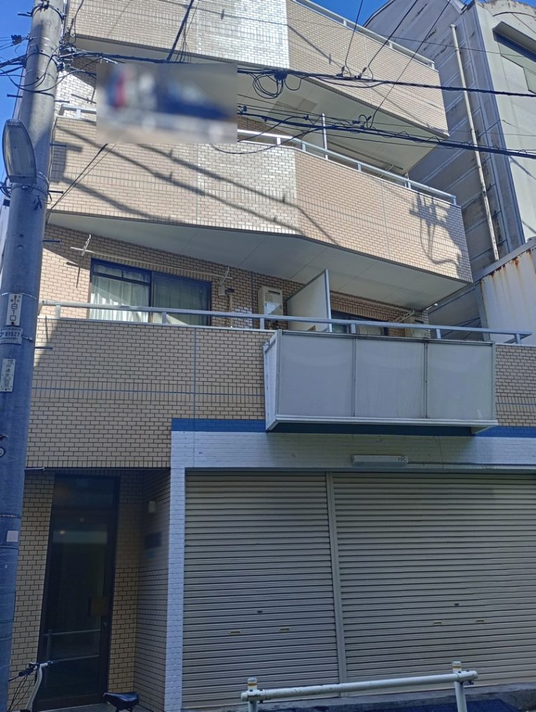 亀有駅徒歩4分。ゆうロード商店街沿い、街の賑わいを資産とする一棟収益ビル。裏道外観2