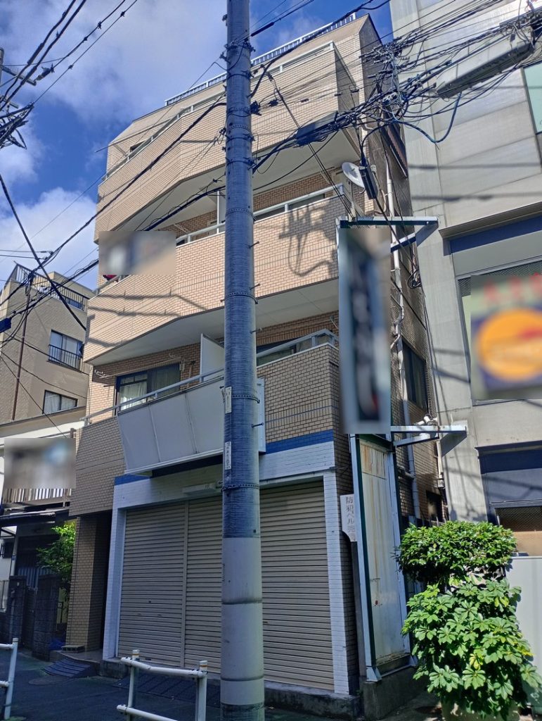 亀有駅徒歩4分。ゆうロード商店街沿い、街の賑わいを資産とする一棟収益ビル。　裏道外観