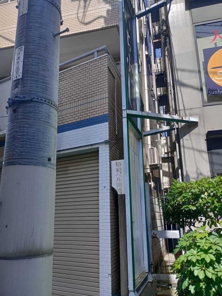 亀有駅徒歩4分。ゆうロード商店街沿い、街の賑わいを資産とする一棟収益ビル。裏道側境界