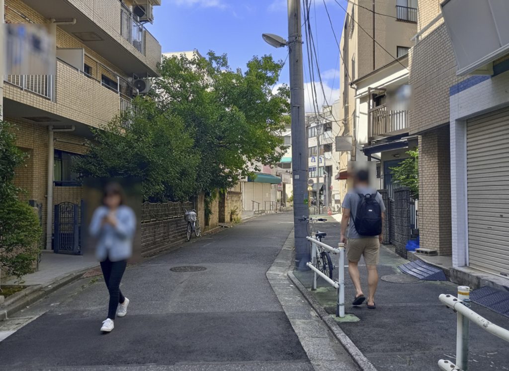 亀有駅徒歩4分。ゆうロード商店街沿い、街の賑わいを資産とする一棟収益ビル。　裏道北を臨む