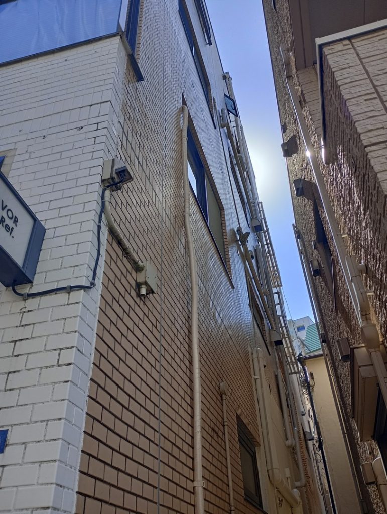 亀有駅徒歩4分。ゆうロード商店街沿い、街の賑わいを資産とする一棟収益ビル。ゆうろーど境界付近