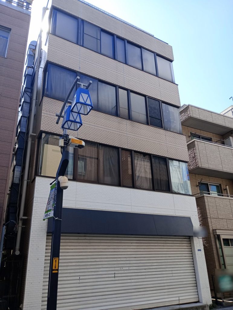 亀有駅徒歩4分。ゆうロード商店街沿い、街の賑わいを資産とする一棟収益ビル。外観２