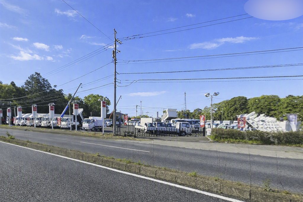 国道16号沿い希少な2300坪の大型貸地。商用車・建機販売、展示ヤードに最適。白井市富塚