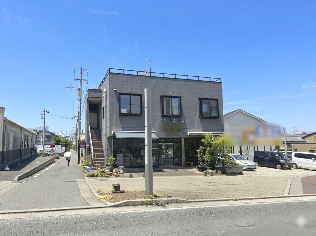 ヨーカドー車出入口前×スシロー隣の一棟貸店舗。1階68.82㎡・2階76.01㎡（S造2階建）＋駐車場2台。和洋菓子の製造直売やテイクアウト店舗に最適な、ごまかしのない集客立地です。四街道駅徒歩7分