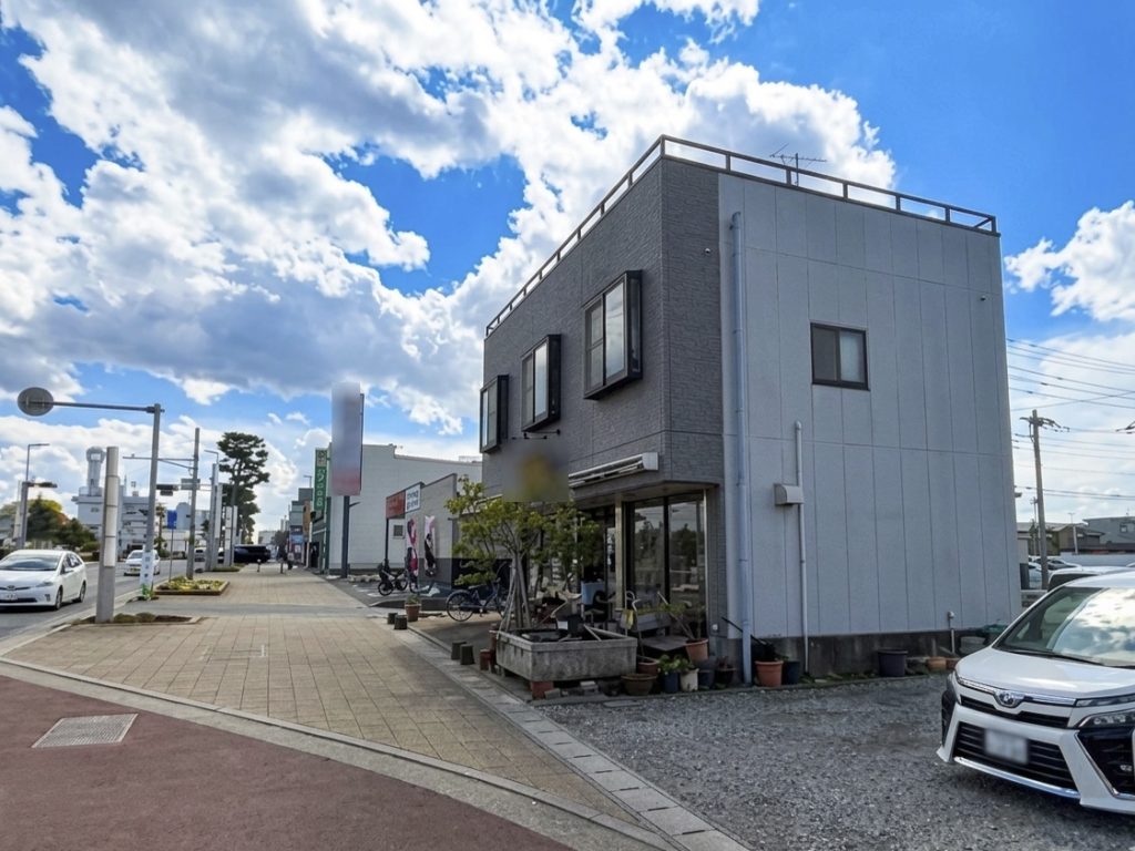一棟貸店舗 S造2階建 121㎡ 四街道駅徒歩7分 駐車場側から