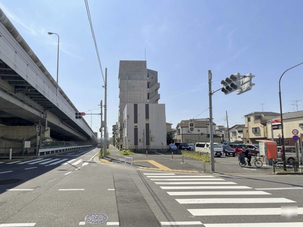 環七側道に面する角地、69.18㎡。利便性の高い事業用地。江戸川区大杉5丁目。