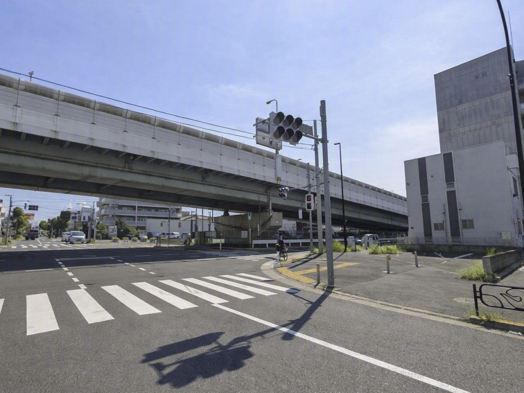 環七側道に面する69.18㎡の角地 利便性の高い事業用地 準工 江戸川区大杉5丁目 西側を臨む