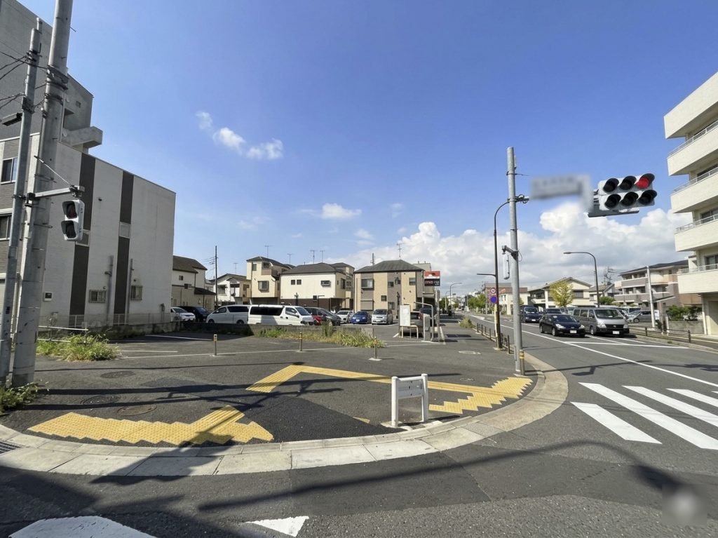 環七側道に面する69.18㎡の角地 利便性の高い事業用地 準工 江戸川区大杉5丁目 西側を臨む