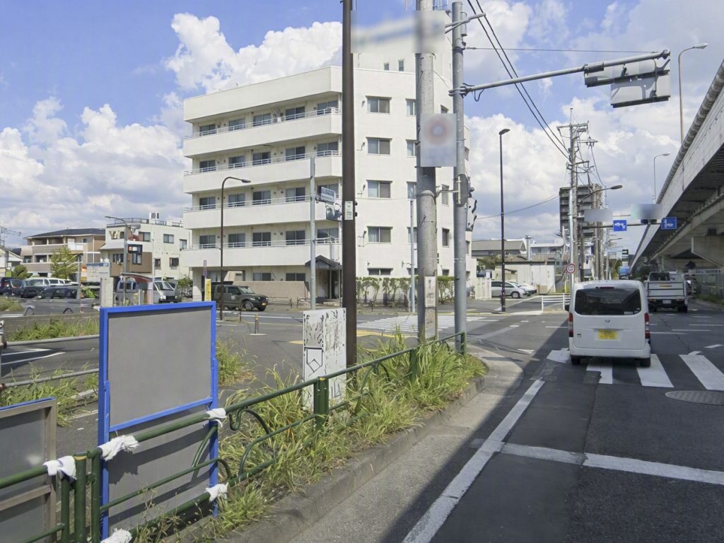 環七側道に面する69.18㎡の角地 利便性の高い事業用地 準工 江戸川区大杉5丁目 側道から交差点を臨む