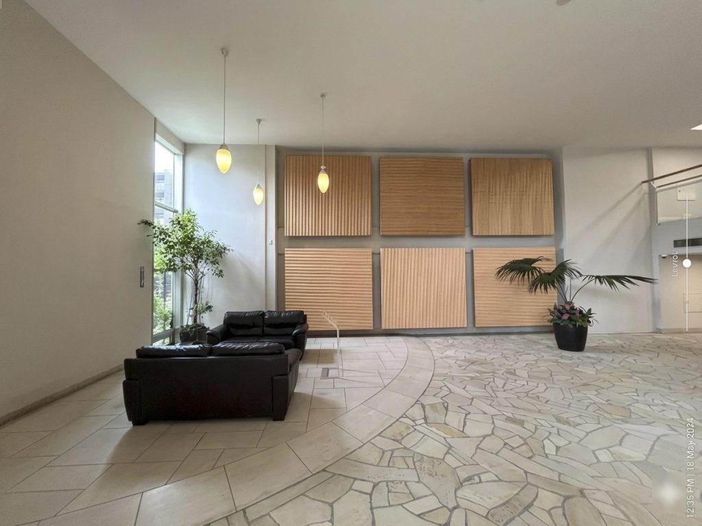 区分マンション　3LDK　10階建の最上階　　市川市田尻1丁目　エントランス