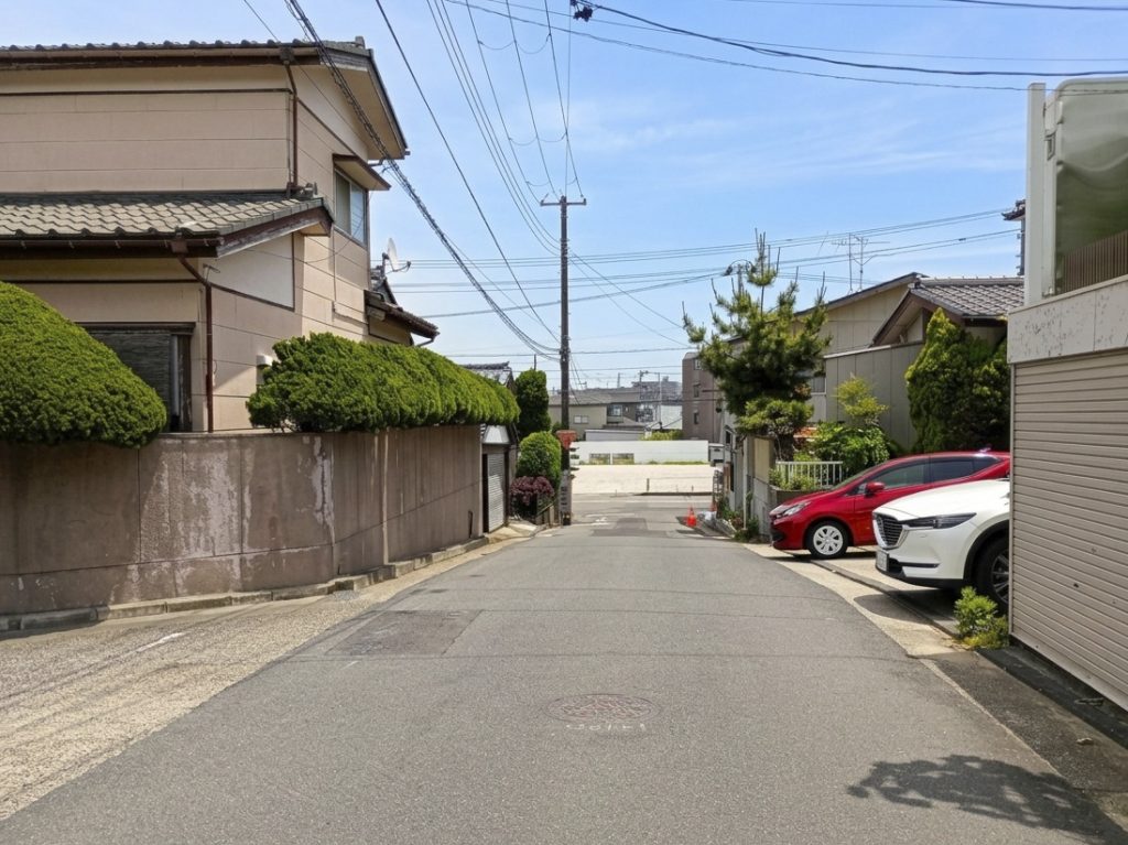 住宅用地　新潟市西区青山新町　南西側道路からバス通りを望む