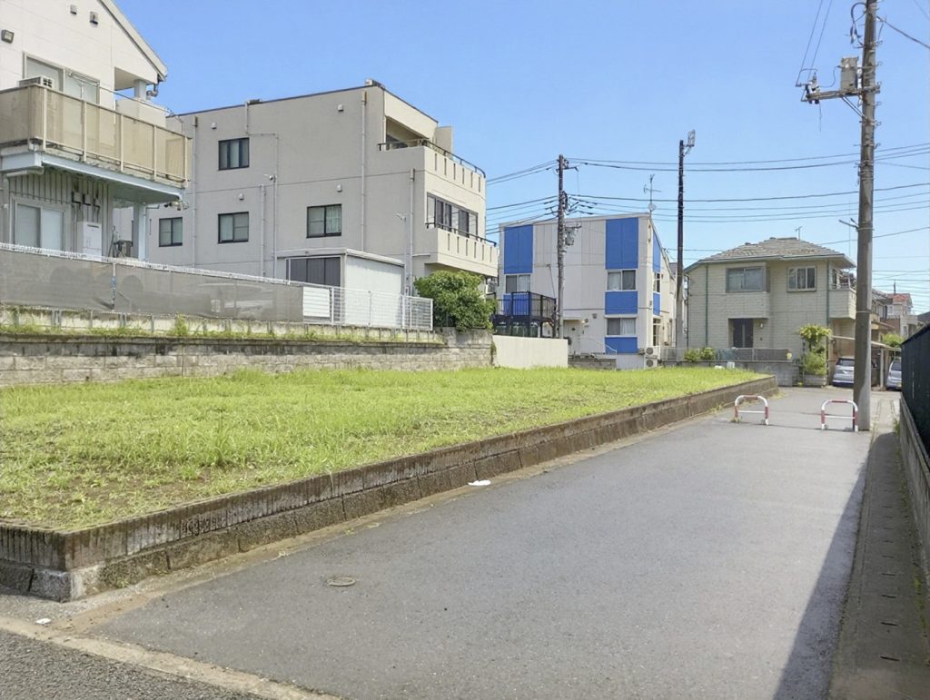 店舗ビル用地　松飛台駅前　松戸市紙敷1丁目　西側道路から見る