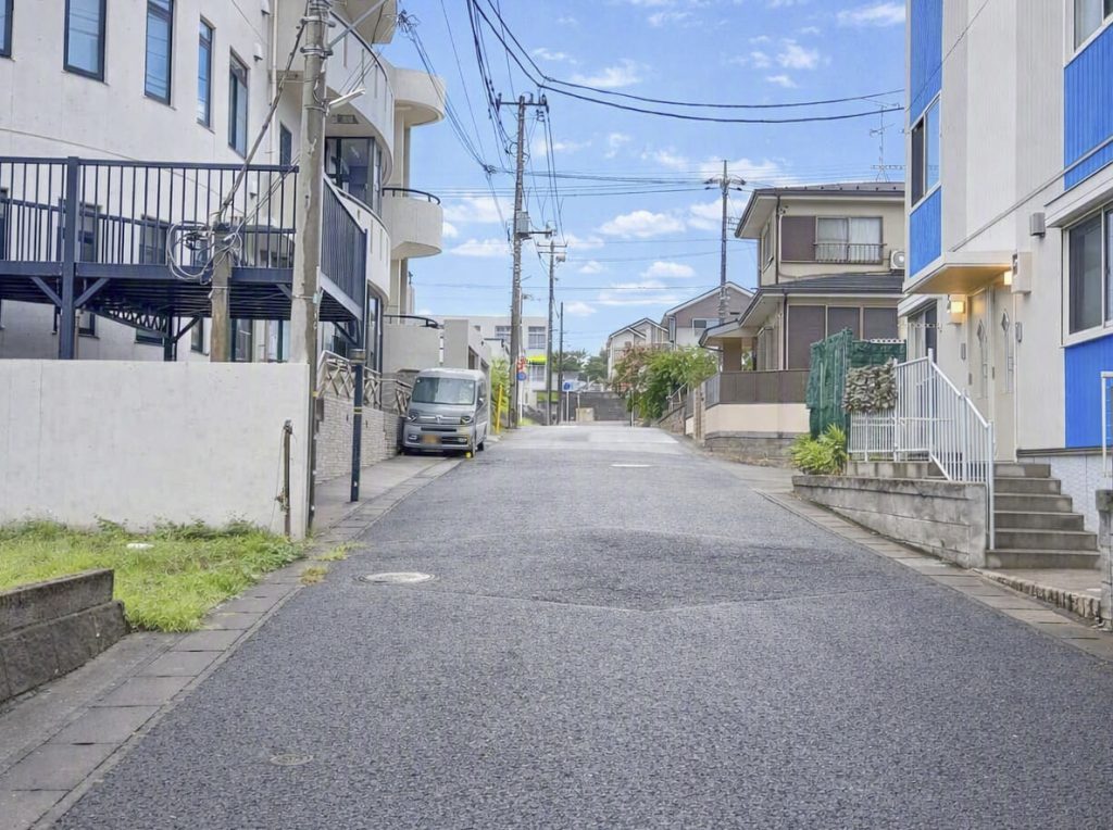 店舗ビル用地　松飛台駅前　松戸市紙敷1丁目　東側道路から北側を望む