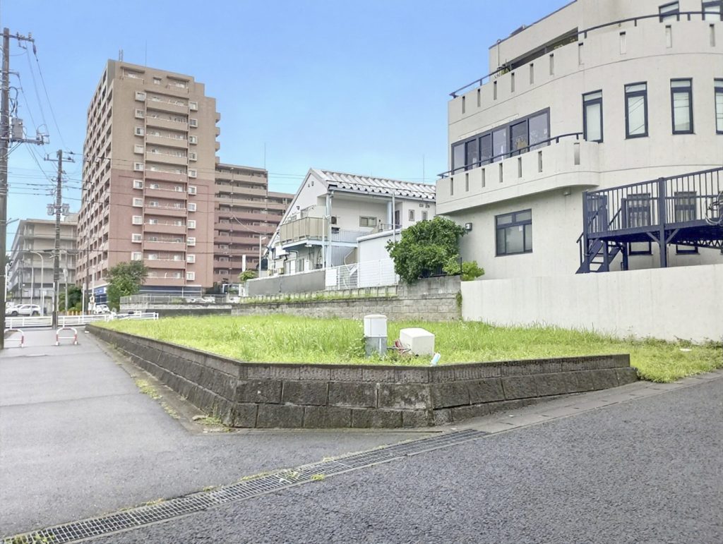 店舗ビル用地　松飛台駅前　松戸市紙敷1丁目　東側道路から敷地を見る