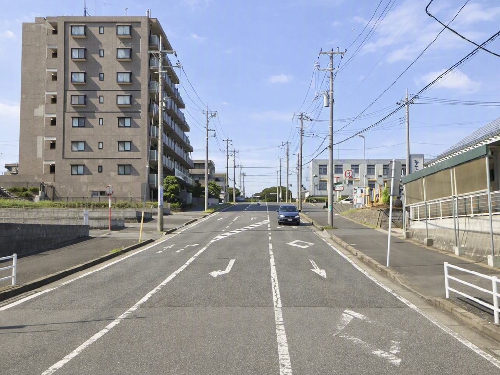店舗用地　松飛台駅まで47m　17m公道面　3方向角地　松戸市紙敷1丁目　前面道路