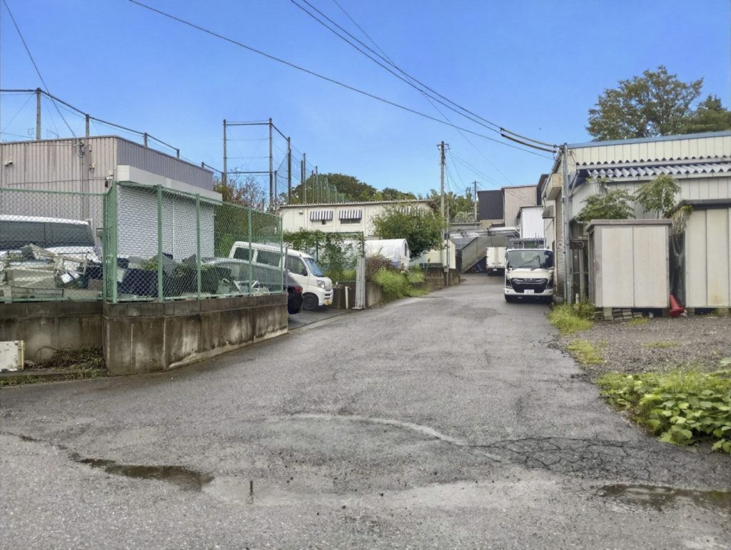 事業用地 車輛・資材置場 57坪 6m道路 整形地 遠景