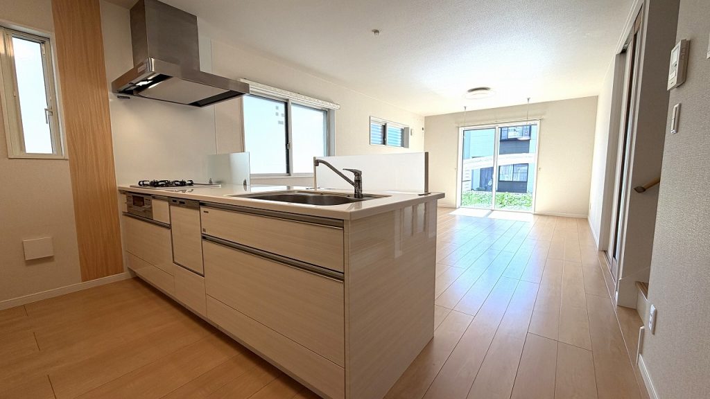 中古住宅 土地37.4坪 4LDK R2年1月築 南西6m公道面 柏市あかね町