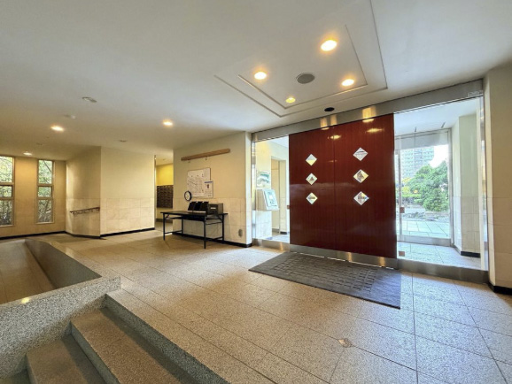 中古マンション　3LDK　RC造地下1階付地上15階建ての7階　千葉市美浜区高州3丁目　エントランス