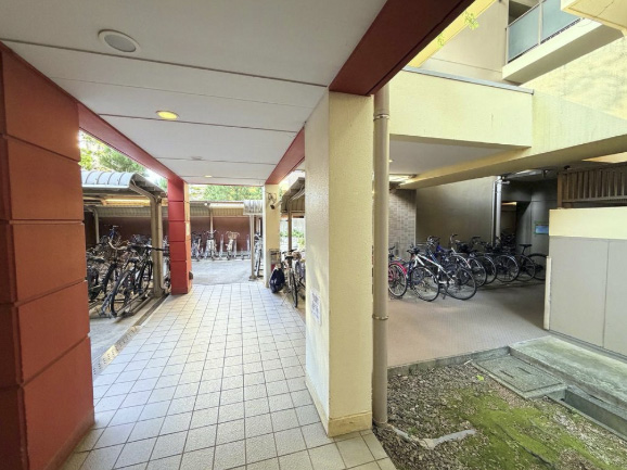 中古マンション　3LDK　RC造地下1階付地上15階建ての7階　千葉市美浜区高州3丁目　自転車置場