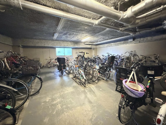 中古マンション　3LDK　RC造地下1階付地上15階建ての7階　千葉市美浜区高州3丁目　自転車置場２