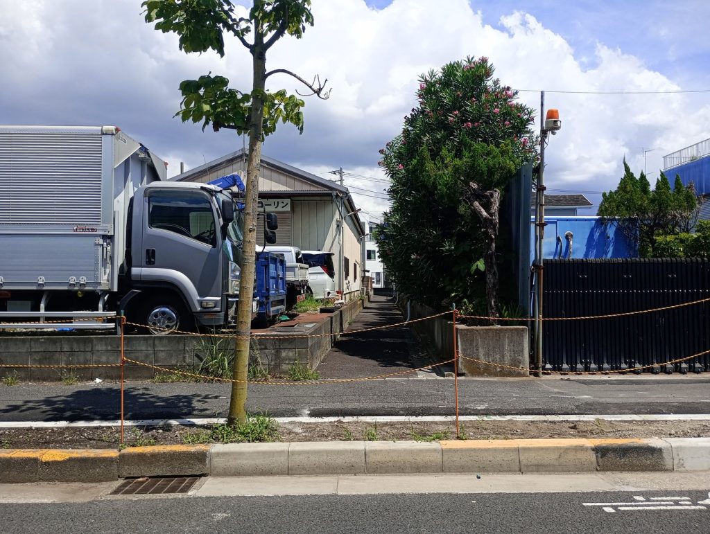 葛飾区奥戸6丁目｜環七側道沿い・三方向接道の事業用地｜準工業地域　南西側　自転車歩行者専用道路